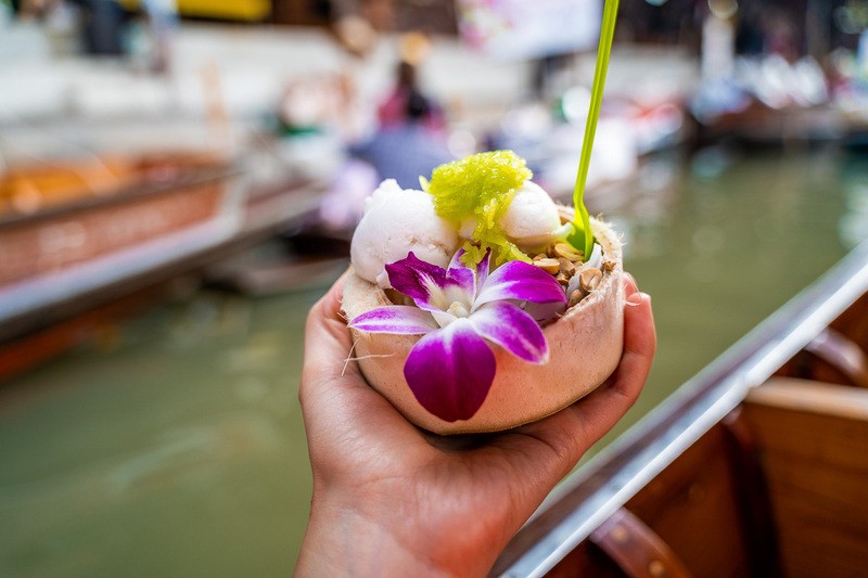Món kem dừa độc đáo ở chợ nổi