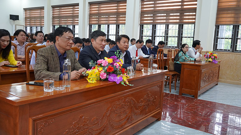 Các đại biểu dự lễ khai giảng.