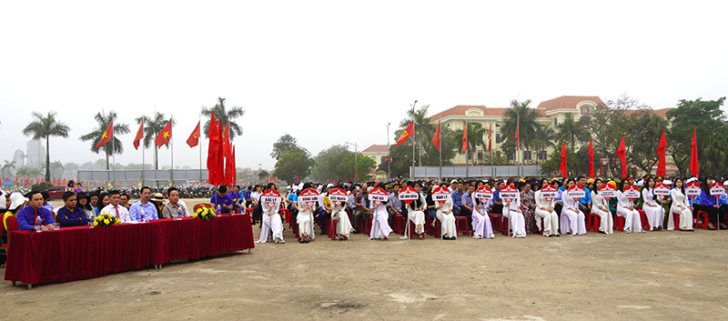 Đại biểu và các lực lượng dự lễ.