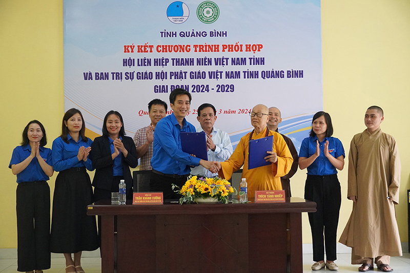 Hòa thượng Thích Tánh Nhiếp - Phó Chủ tịch Hội đồng trị sự Trung ương giáo hội phật giáo Việt Nam, Trưởng ban Trị sự giáo hội phật giáo Việt Nam tỉnh Quảng Bình và Phó Bí thư Thường trực Tỉnh đoàn, Chủ tịch Hội LHTN tỉnh Trần Khánh Cường, đại diện 2 đơn vị ký kết chương trình phối hợp.