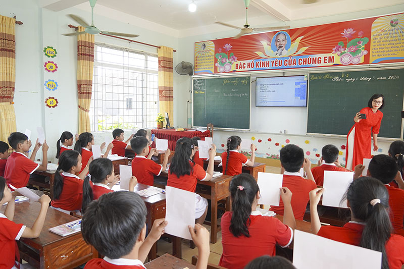 Nhờ ứng dụng công nghệ thông tin, giờ học Toán lớp 5 của giáo viên, học sinh Trường tiểu học Lương Ninh (Quảng Ninh) trở nên sôi nổi, hấp dẫn.