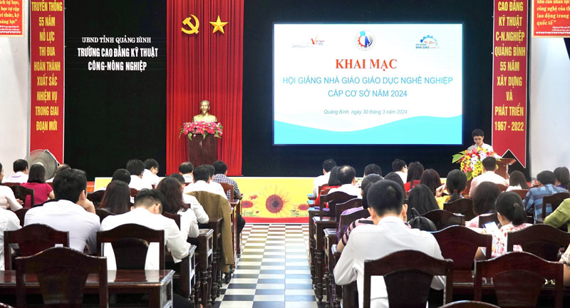 Quảng cảnh buổi khai giảng.