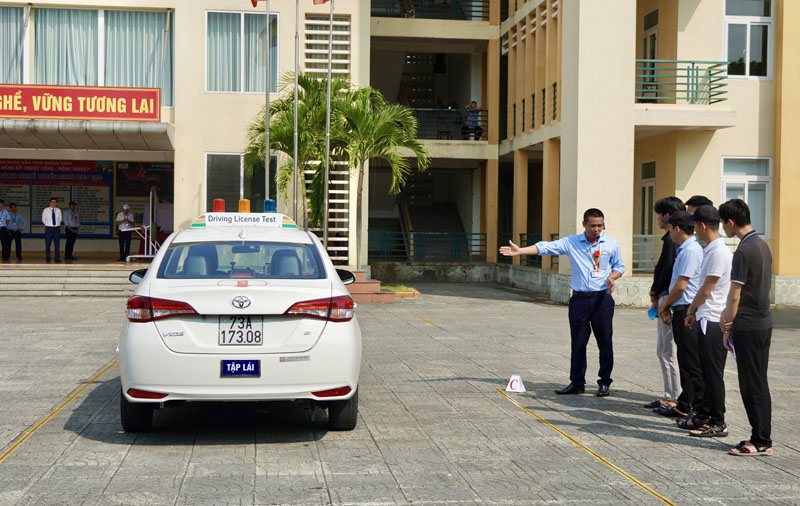 GIáo viên dự thi phần thực hành lái xe.