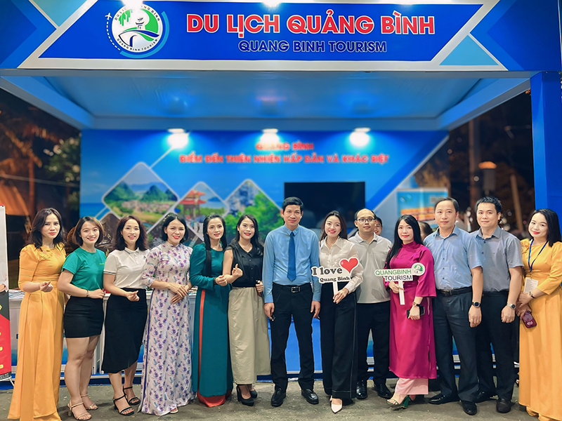 Thứ trưởng Bộ Văn hóa, Thể thao và Du lịch Hồ An Phong chụp ảnh lưu niệm tại gian hàng du lịch Quảng Bình. 