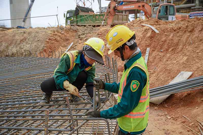 Cẩn thận từng múi thép.