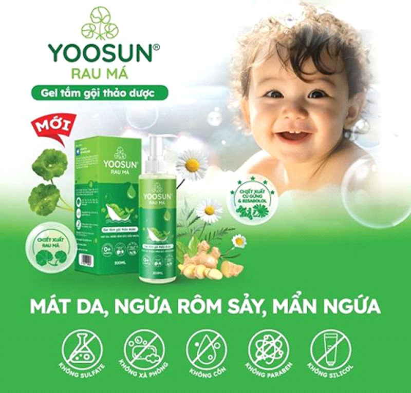 Dùng gel tắm gội thảo dược Yoosun Rau má làm sạch da.