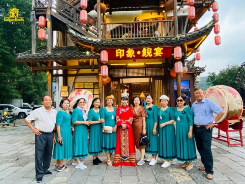 Đoàn du khách tại Phượng Hoàng Cổ Trấn