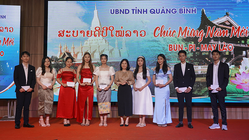 Đại diện lãnh đạo Sở Ngoại vụ tặng quà cho các cán bộ, sinh viên Lào đang học tập, làm việc tại Quảng Bình.