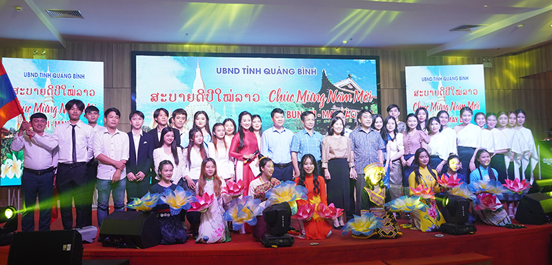 Các đại biểu chụp ảnh lưu niệm.
