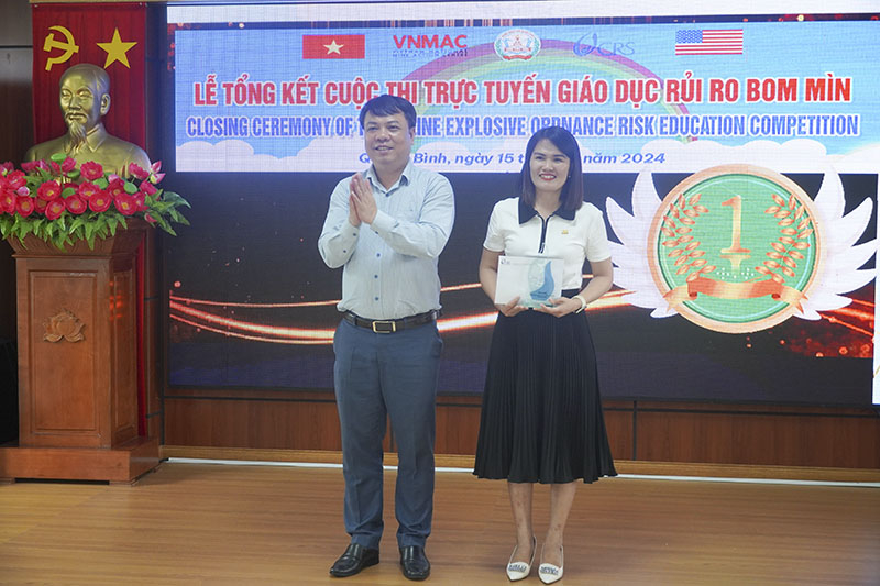 Ban tổ chức trao giải nhất cho GV Võ Thị Thảo