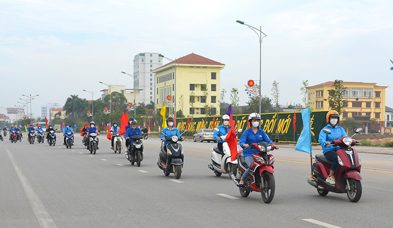 Tuổi trẻ Đồng Hới ra quân hưởng ứng thực hiện “Tháng văn minh đô thị”.