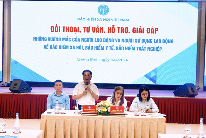 Đại diện BHXH tỉnh giải đáp thắc mắc của người lao động.