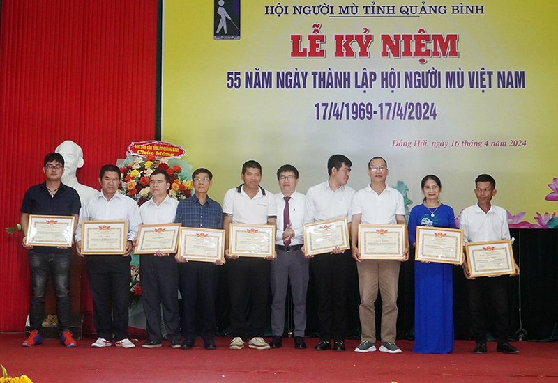 Hội Người mù tỉnh trao giấy khen cho các tập thể có thành tích suất sắc trong phong trào hội.