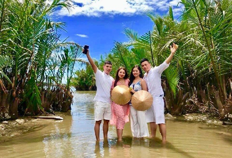 Rừng dừa Bảy Mẫu ngày càng thu hút nhiều bạn trẻ tìm tới.