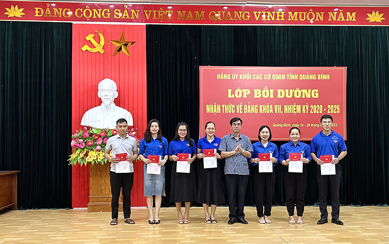 Công tác bồi dưỡng, kết nạp Đảng luôn được Đảng bộ Khối các cơ quan tỉnh quan tâm thực hiện.