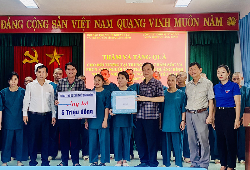 Tặng quà cho Trung tâm Chăm sóc và Phục hồi chức năng cho người tâm thần tỉnh.