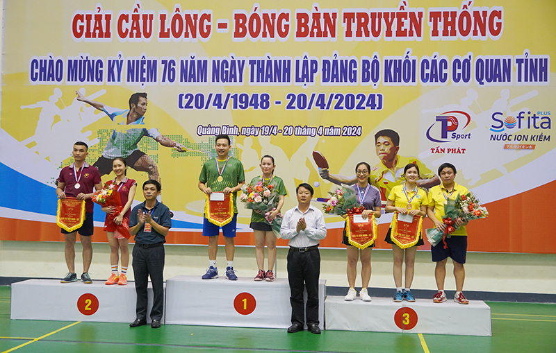 Ban Tổ chức trao giải nhất, nhì, ba đôi nam-nữ cầu lông độ tuổi dưới 45.
