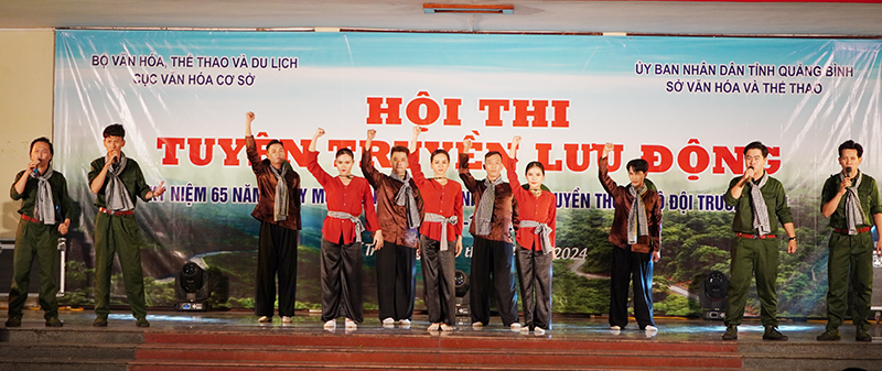 Các tiết mục nghệ thuật đặc sắc được các đội tuyên truyền lưu động thể hiện.
