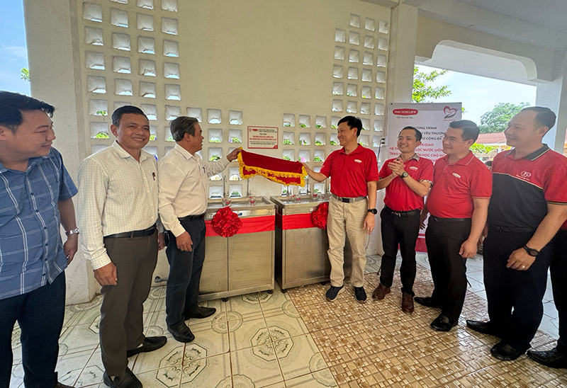 Đại diện Dai-ichi Life VN và BGH trường Tiểu học Thiết Sơn khánh thành hệ thống máy lọc nước uống sạch