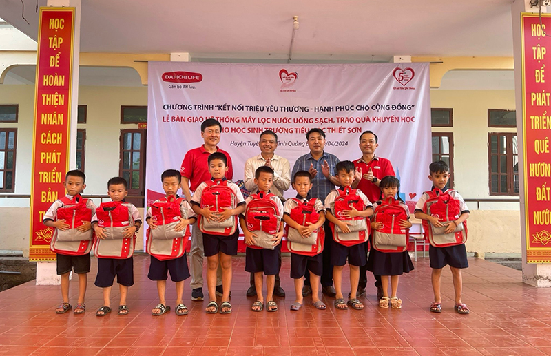 Tại Lễ bàn giao hệ thống máy lọc nước uống sạch, 100 phần quà đã được trao tặng cho các em học sinh