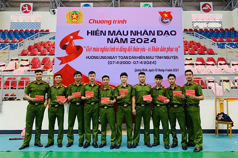Lực lượng ĐVTN tham gia CLB “Ngân hàng máu sống CAQB” tham gia hiến máu nhân đạo.