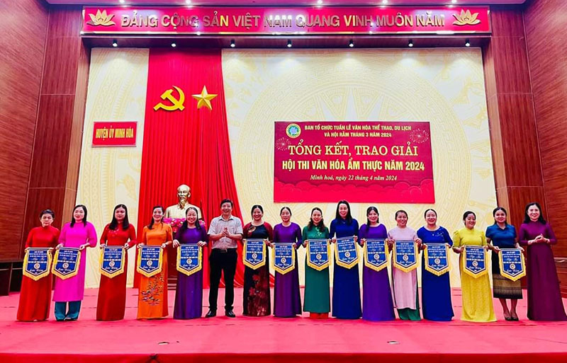 Hội thi văn hóa ẩm thực thu hút nhiều du khách đến xem, thưởng thức các món ăn đặc trưng của người Minh Hóa.