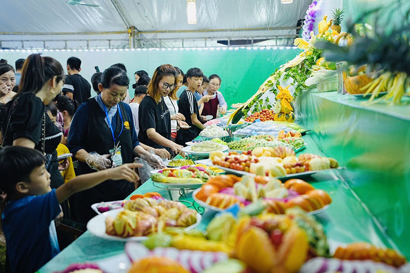 Gian hàng ẩm thực với các món đồ chay thu hút người dân.