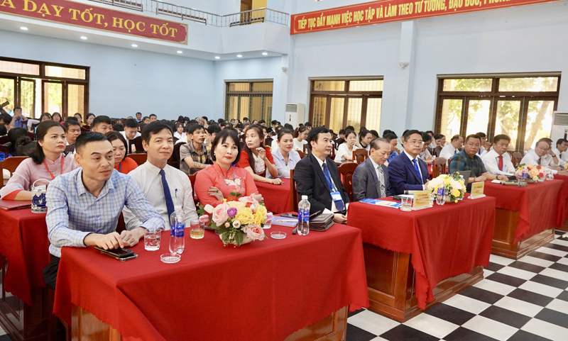Các đại biểu tham dự buổi lễ.