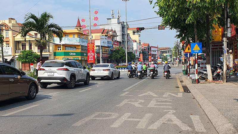 Tình trạng người tham gia giao thông dừng xe tại vạch “mắt võng” khá còn phổ biến