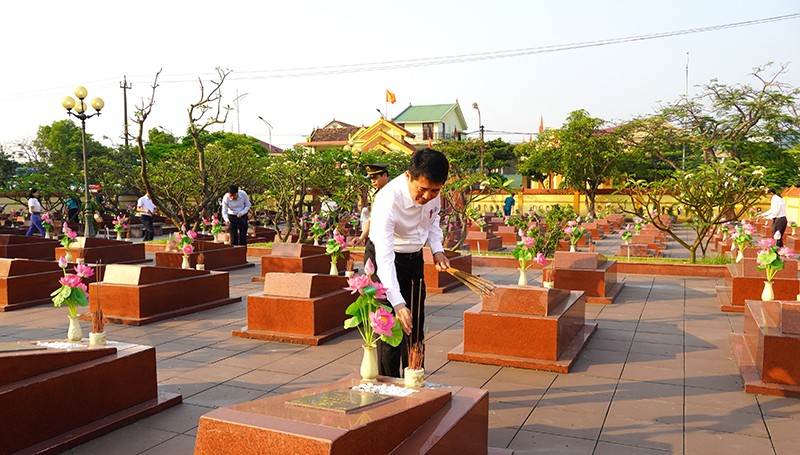 Các đồng chí lãnh đạo thành phố dâng hương lên các phần mộ liệt sỹ. 