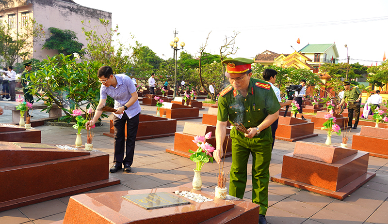 Các đồng chí lãnh đạo thành phố dâng hương lên các phần mộ liệt sỹ. 