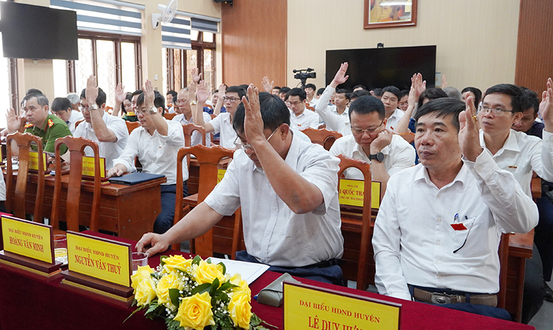 Đại biểu thông qua các dự thảo nghị quyết.