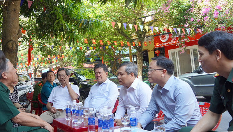 Đồng chí Bí thư Tỉnh ủy và các thành viên trong đoàn trò chuyện với gia đình cựu chiến binh và cán bộ địa phương.