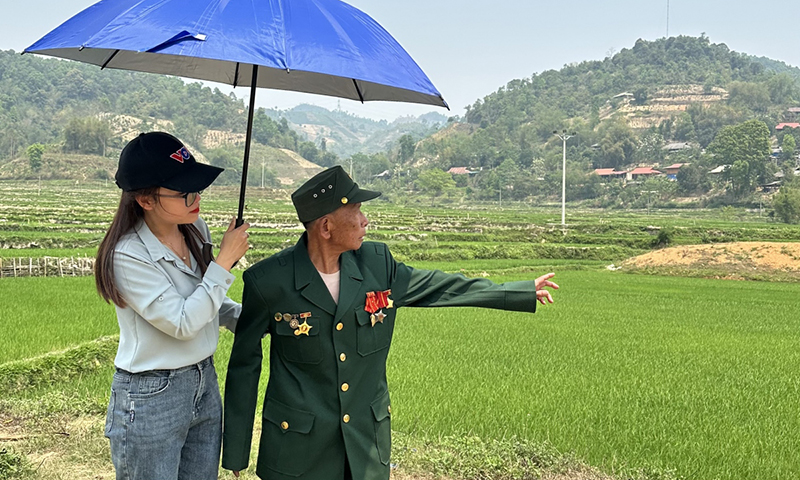 Khoảnh khắc được gặp Đại tướng là niềm vinh dự, tự hào mà cả đời ông Quàng Văn Khỏ không thể nào quên.
