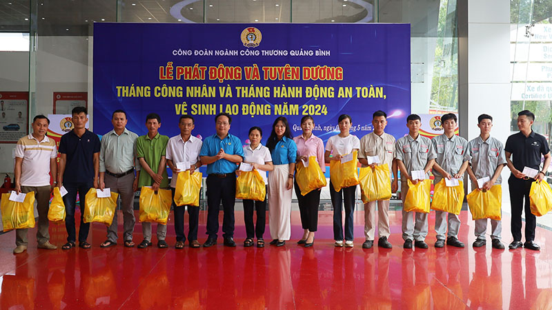  Đại diện lãnh đạo Công đoàn ngành Công thương trao quà hỗ trợ ĐV, NLĐ có hoàn cảnh khó khăn.