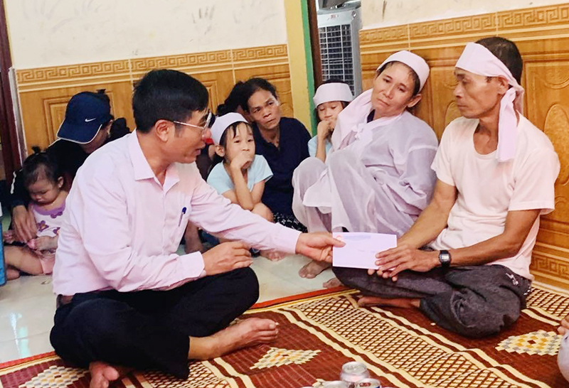 Tặng quà, động viên chia sẻ cùng các gia đình.