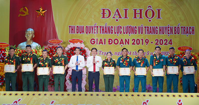  Lãnh đạo huyện Bố Trạch tặng giấy khen cho các cá nhân có thành tích trong phong trào TĐQT giai đoạn 2019-2024.