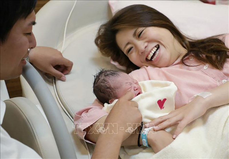 Niềm vui của một cặp vợ chồng vừa sinh con tại tại bệnh viện ở Kawagoe, Nhật Bản. Ảnh: AFP/TTXVN