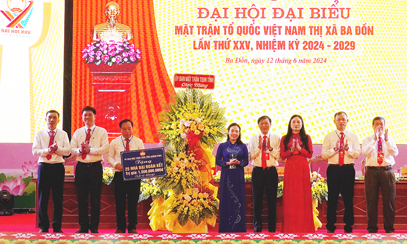 Đồng chí Phạm Thị Hân tặng hoa chúc mừng đại hội.