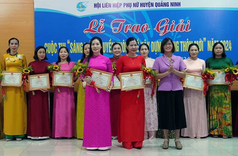Ban tổ chức trao giải nhì cho các sáng kiến. 