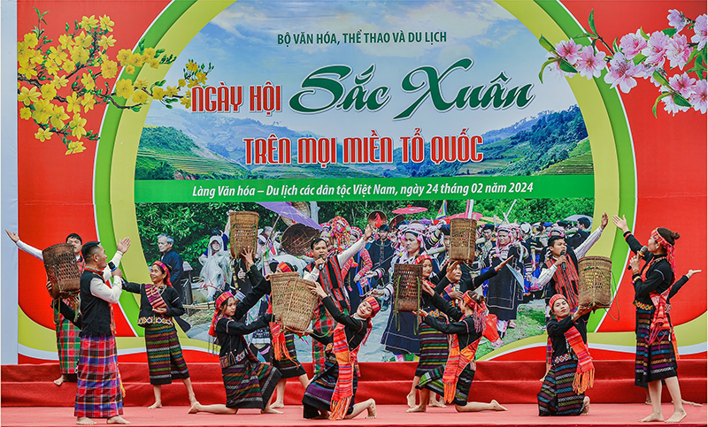 Các nghệ nhân CLB văn hóa dân gian dân tộc Bru-Vân Kiều xã Trường Sơn (Quảng Ninh) trình diễn tại ngày hội “Sắc xuân trên mọi miền Tổ quốc”.