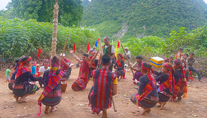 Nghi thức trong lễ hội trỉa lúa của người Bru-Vân Kiều xã Trường Sơn.
