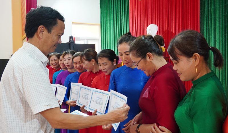 Đại diện lãnh đạo Sở VH-TT trao giấy chứng nhận hoàn thành lớp học cho các học viên.
