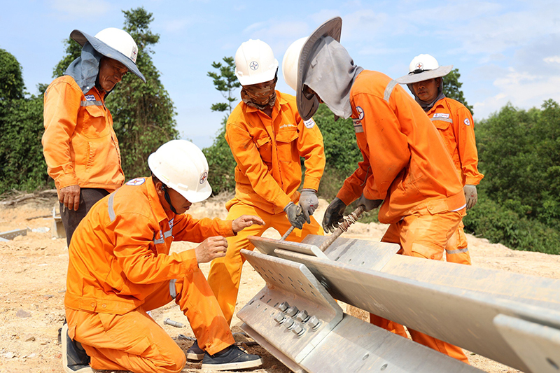 Nỗ lực thi công công trình (ảnh do EVNCPC cung cấp).