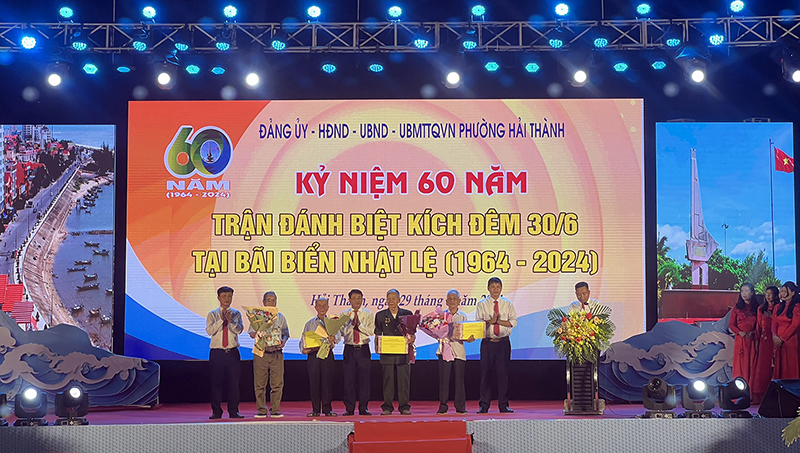 Lãnh đạo phường Hải Thành trao quà tri ân những chiến sĩ từng tham gia trận đánh