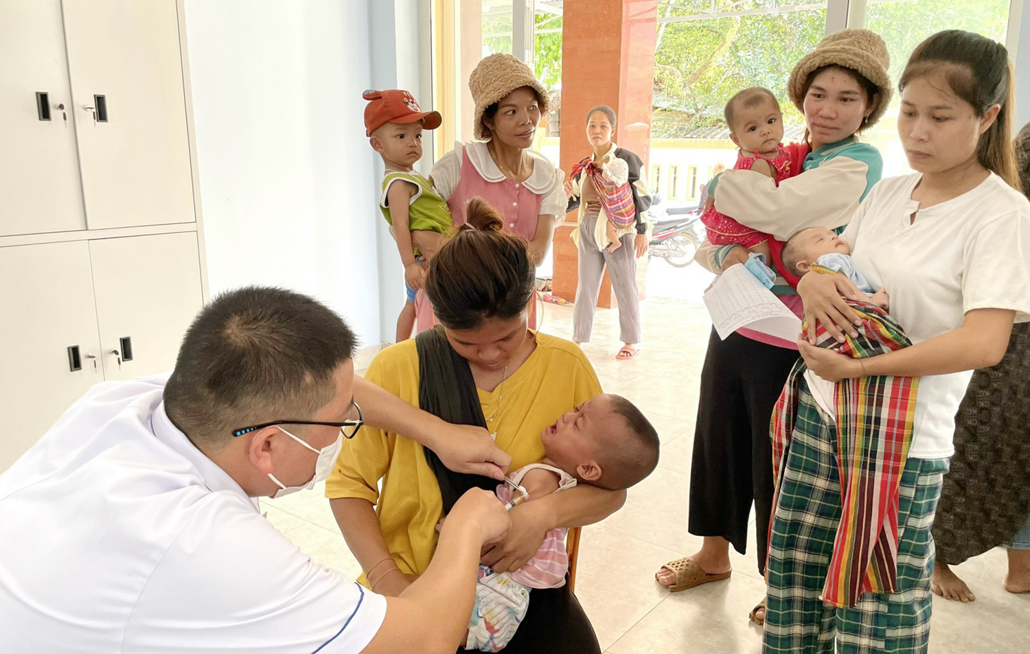 Để phòng chống bệnh Bạch hầu biện pháp tốt nhất là tiêm vắc xin phòng bệnh cho trẻ đúng lịch, đủ mũi.