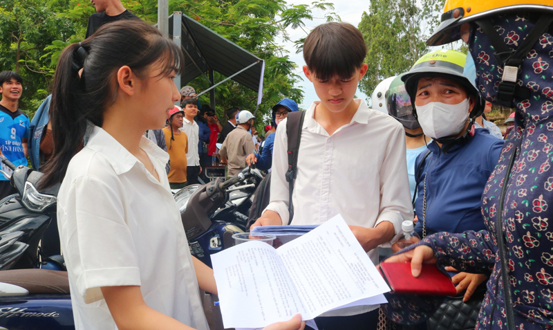 Số học sinh đăng ký dự thi tuyển sinh vào lớp 10 năm nay tăng đột biến, nhiều phụ huynh lo lắng việc tìm trường học cho con.
