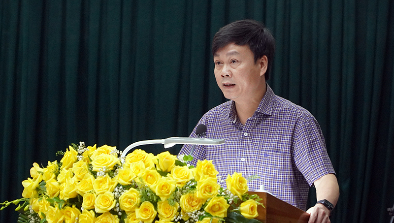Đồng chí Giám đốc Sở Nội vụ Trần Thế Vương trả lời chất vấn của đại biểu