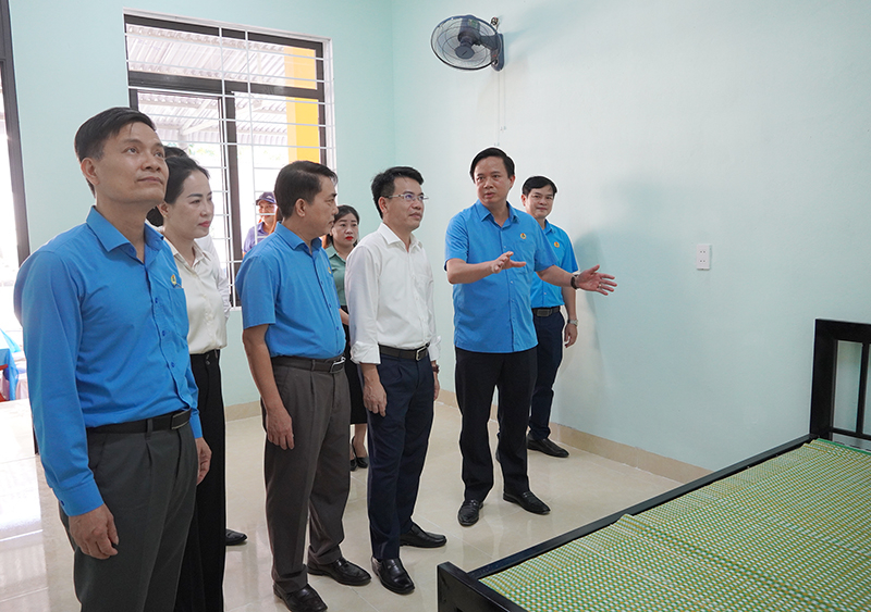 Các đại biểu tham quan công trình nhà nội trú giáo viên Trường mầm non và cán bộ xã Lâm Thủy (Lệ Thủy).
