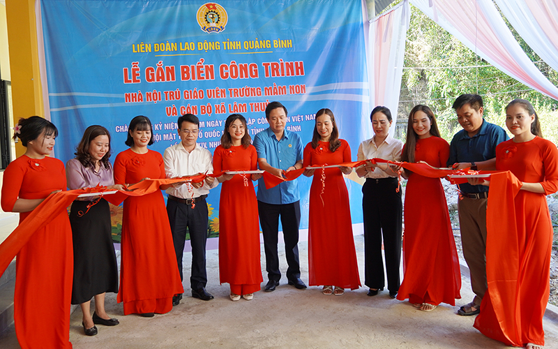 Các đại biểu cắt băng khánh thành nhà nội trú giáo viên Trường mầm non và cán bộ xã Lâm Thủy (Lệ Thủy).